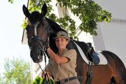 An der Seite eines prchtigen Pferdes wie des Hengstes Limited Edition fhlt sich Leutnant Maria Gonzalez aus Uruguay wohl.	Foto: Martin Weis